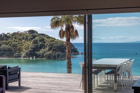 Outdoor dining. Waikare House – Above Oneroa Bay
