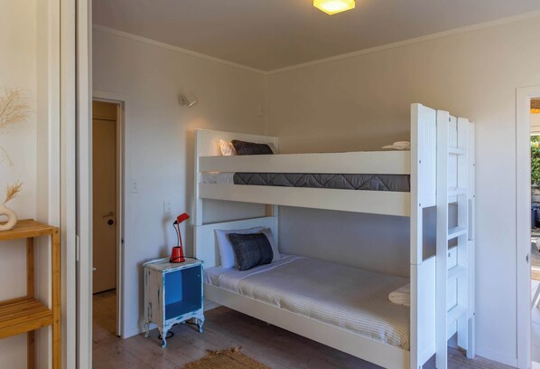 4 bedrooms, iron/ironing board, WiFi, bed sheets
