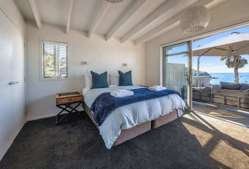 Waikare House – Above Oneroa Bay