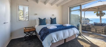 Waikare House – Above Oneroa Bay