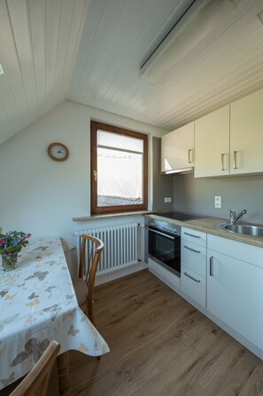 Frigorífico, horno, placa de cocina y cafetera o tetera