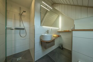 Shower, hair dryer, towels - Studio 'Kornblümchen' with private terrace, shared garden and Wi-Fi (Oberharmersbach)