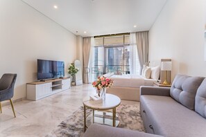 TV - Furnished Studio with Burj Khalifa View, Near Dubai Water Canal (Dubai)