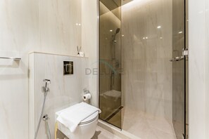 Douche, sèche-cheveux, bidet, serviettes fournies