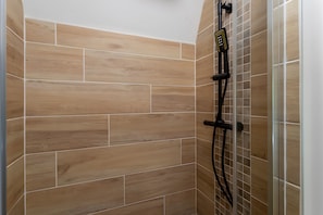 Een douche, een haardroger, handdoeken