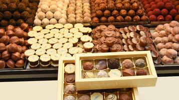 Una bandeja con varios bombones en una tienda.