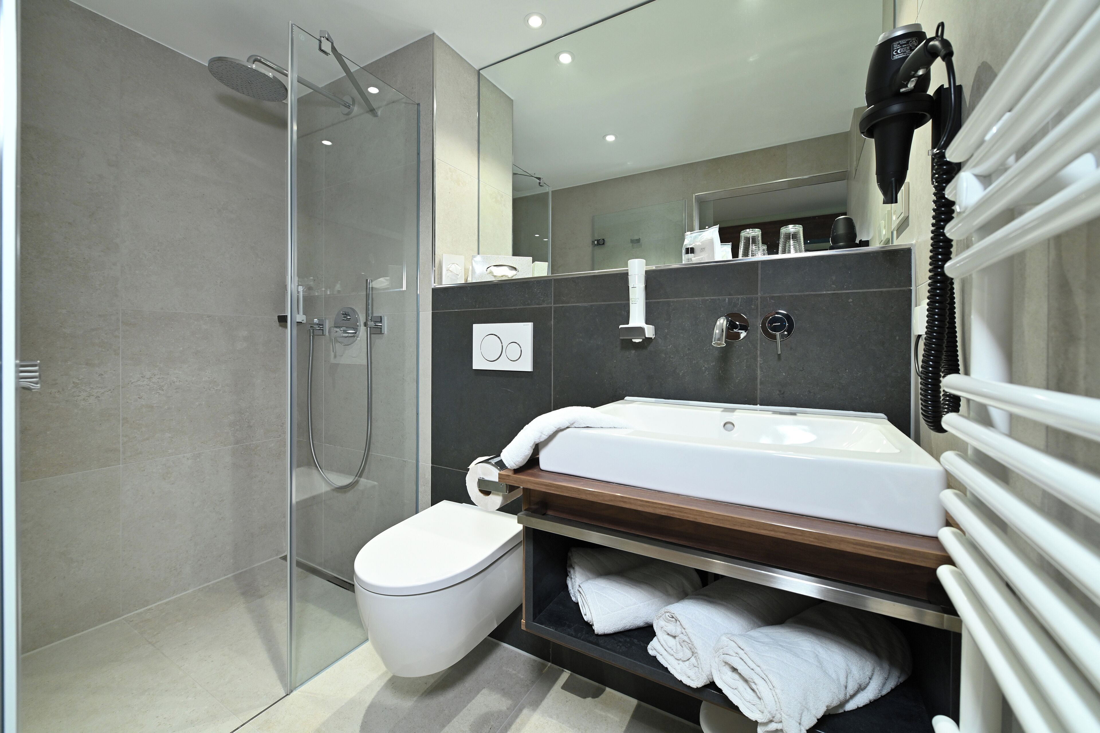 Superior-Doppelzimmer, Balkon | Badezimmer | Dusche, kostenlose Toilettenartikel, Haartrockner, Handtücher