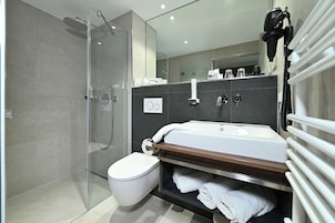 Quarto casal superior, sacada | Banheiro | Chuveiro, produtos de toalete grátis, secador de cabelo 