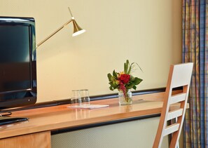 Allergikerbettwaren, Minibar, Zimmersafe, Schreibtisch