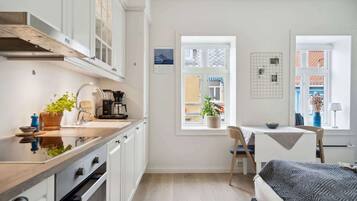 Fridge, oven, cookware/dishes/utensils