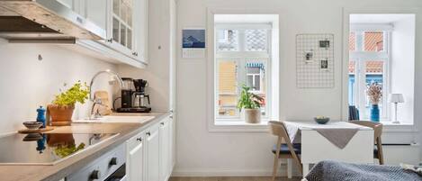 Kühlschrank, Ofen, Kochgeschirr/Geschirr/Besteck