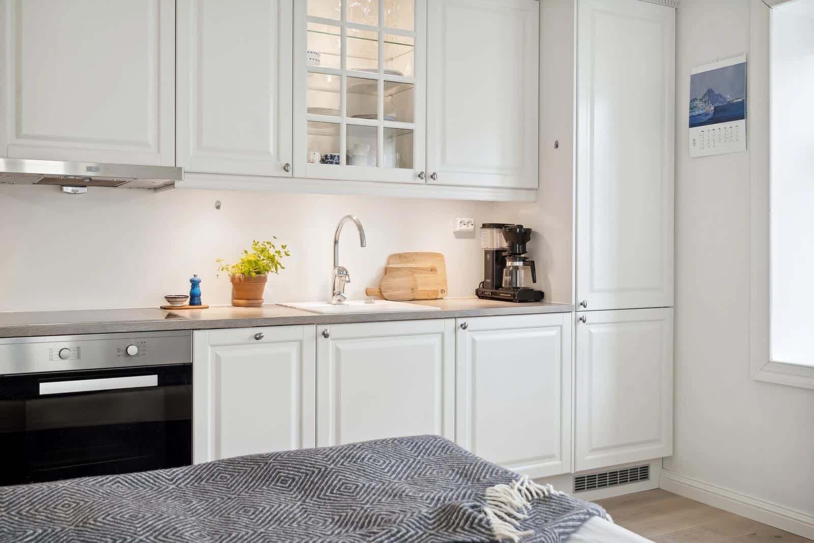 Fridge, oven, cookware/dishes/utensils