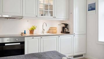 Fridge, oven, cookware/dishes/utensils