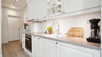 Réfrigérateur, four, batterie de cuisine, vaisselle et ustensiles