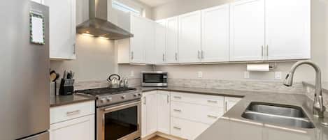 House, Multiple Beds, Hot Tub (427 Osiander Street) | Private kitchen