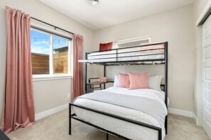 Ferienhaus, Mehrere Betten, Whirlpool (427 Osiander Street) | 3 Schlafzimmer, individuell dekoriert, individuell eingerichtet