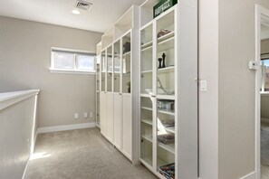 House, Multiple Beds, Hot Tub (427 Osiander Street) | Interior
