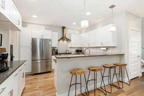Nhà, nhiều giường, bồn tắm nước nóng (427 Osiander Street) | Bếp riêng