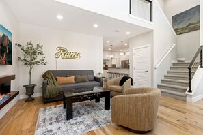 House, Multiple Beds, Hot Tub (427 Osiander Street) | Living area