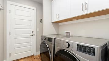 Ferienhaus, Mehrere Betten, Whirlpool (427 Osiander Street) | Wäschereiservice