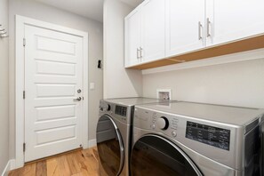 Nhà, nhiều giường, bồn tắm nước nóng (427 Osiander Street) | Giặt ủi