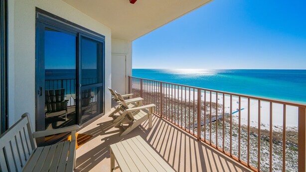 Un balcon avec vue sur la plage et l’océan.