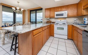 Condo, 3 habitaciones | Cocina privada | Refrigerador, horno y cafetera y tetera 