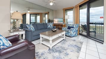 Condo, 3 Bedrooms | Living area