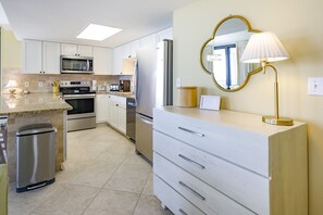 Condo, 3 Bedrooms | Private kitchen
