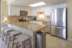 Private kitchen | Fridge, oven, coffee/tea maker