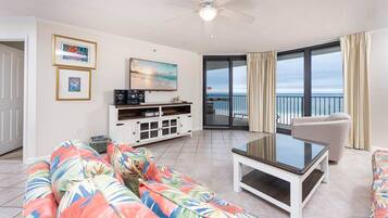 Condo, 3 Bedrooms | Living area