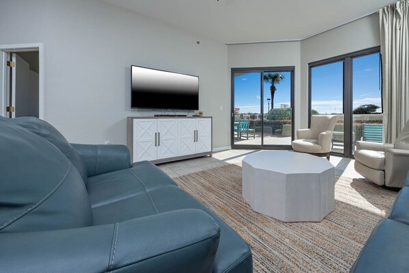 Condo, 3 Bedrooms | Living area