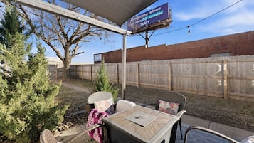 House, 2 Bedrooms | Outdoor dining