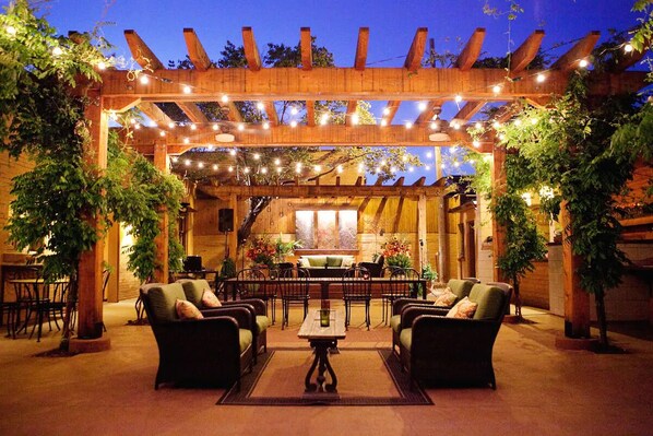 House, 2 Bedrooms | Outdoor dining