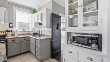 House, 2 Bedrooms | Private kitchen | Fridge, oven, coffee/tea maker