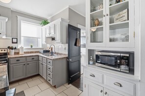 House, 2 Bedrooms | Private kitchen