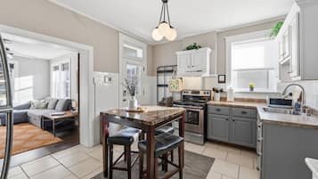 Nhà, 2 phòng ngủ | Bếp riêng | Tủ lạnh, lò nướng, dụng cụ pha cà phê/trà