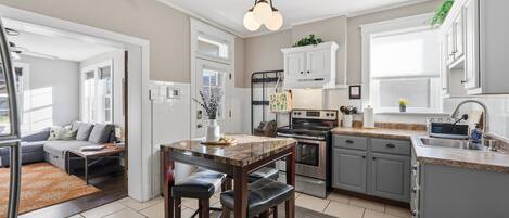 Maison, 2 chambres | Cuisine privée | Réfrigérateur, four, cafetière/bouilloire