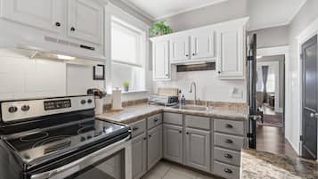 House, 2 Bedrooms | Private kitchen | Fridge, oven, coffee/tea maker