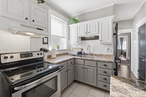 House, 2 Bedrooms | Dapur peribadi | Peti sejuk, ketuhar, pembancuh kopi/teh