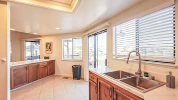 House, 3 Bedrooms | Private kitchen | Fridge, oven, coffee/tea maker