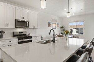 Townhome, 4 Bedrooms | Private kitchen | Fridge, oven, coffee/tea maker, toaster