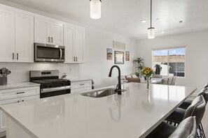 Townhome, 4 Bedrooms | Private kitchen