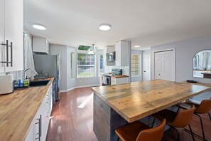 House, 3 Bedrooms | Private kitchen | Fridge, oven, stovetop, coffee/tea maker