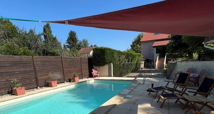 Charming detached house with swimming pool, set in lush greenery on the banks of the Allier.