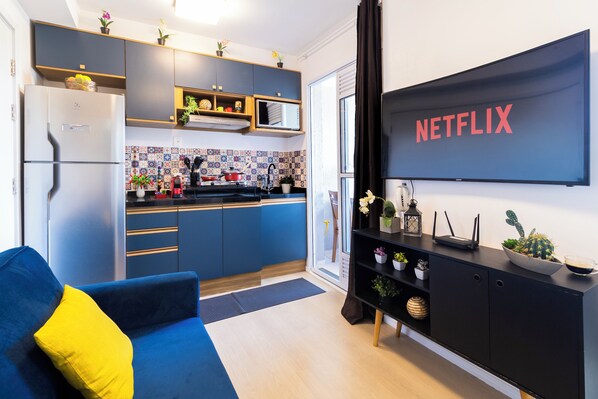 Apartment | Living area - Modern, complete with Office, AC, and Gym (São Paulo)