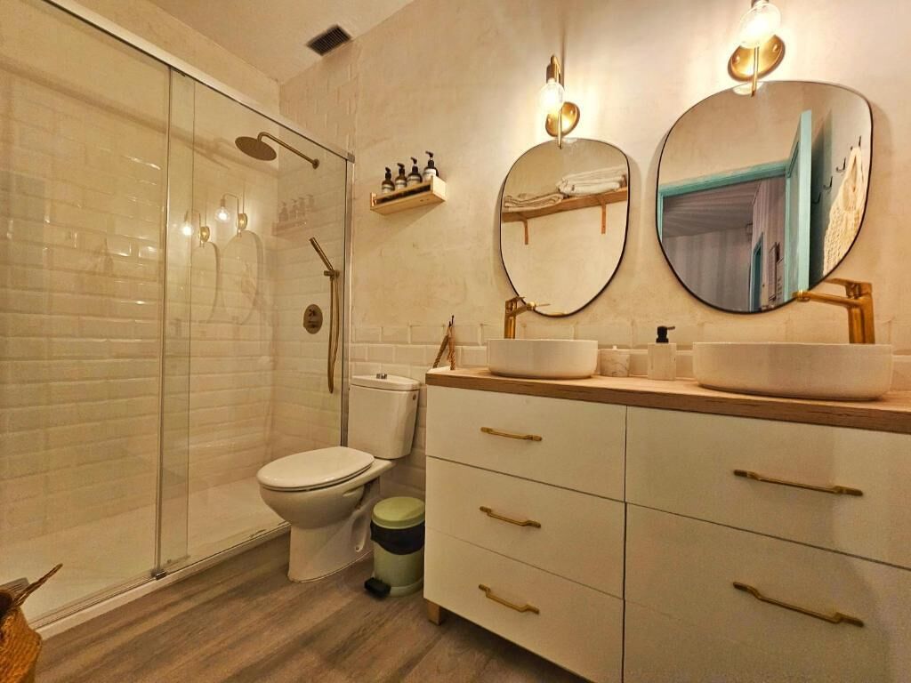 Ducha, secador de pelo, toallas y jabón