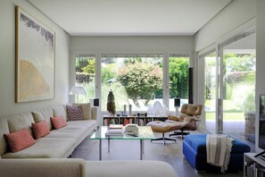 TV, DVD player, ping pong, stereo