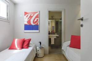 5 bedrooms, iron/ironing board, free WiFi, bed sheets