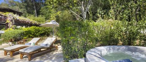 Outdoor spa tub
